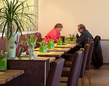 Bild des Cafes der Bäckerei mit zwei sitzenden Kunden